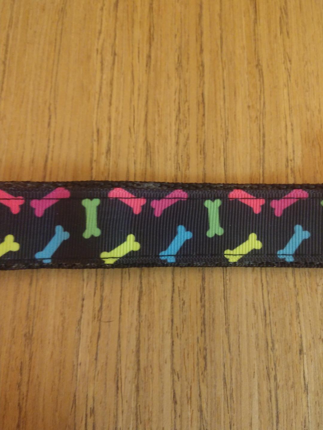 Ergonomic handle leash